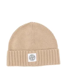 Вязаная шапка с нашивкой-логотипом