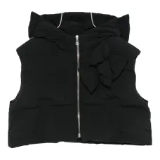 Жилет с капюшоном и бантом