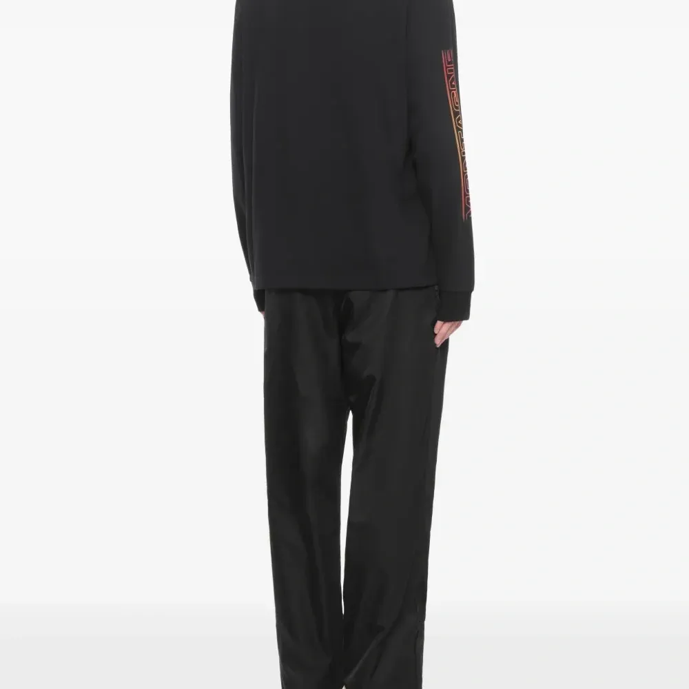 Футболка с принтом и длинными рукавами