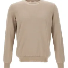 Свитер с заплатами на локтях Свитер с заплатами на локтях