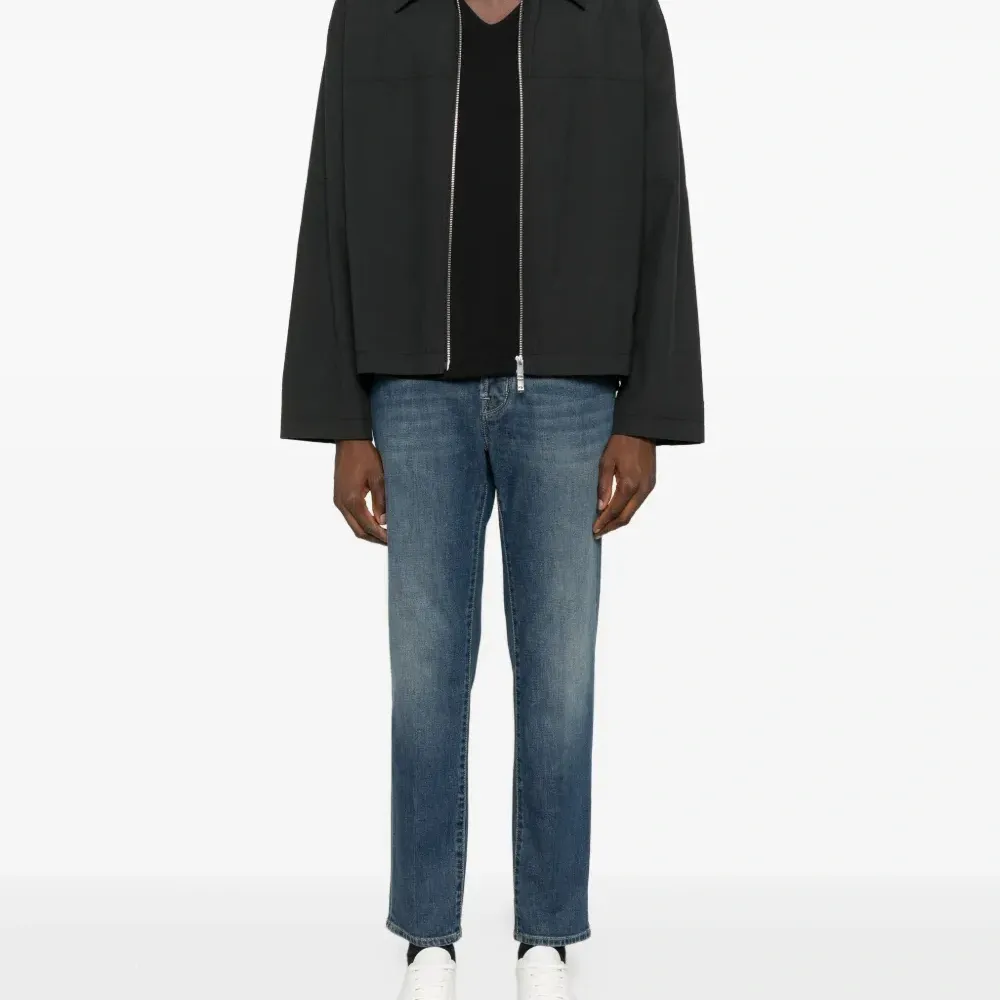 Футболка с короткими рукавами и V-образным вырезом