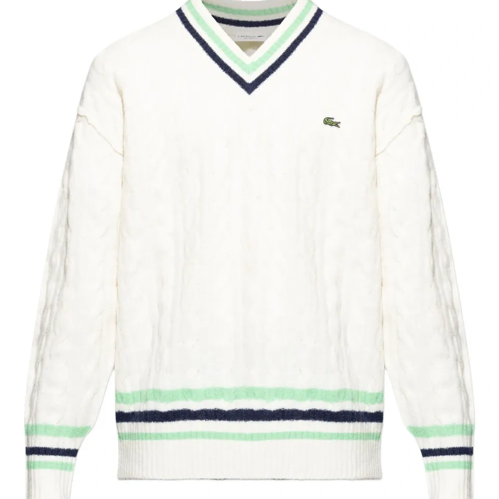 Джемпер с V-образным вырезом и косичной вязкой