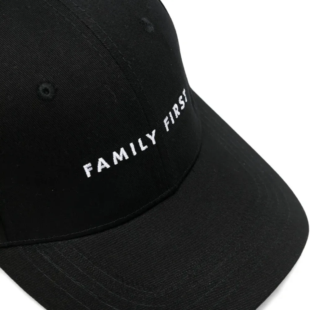 Бейсболка с логотипом