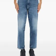 Джинсы с эффектом потертости и нашивкой-логотипом