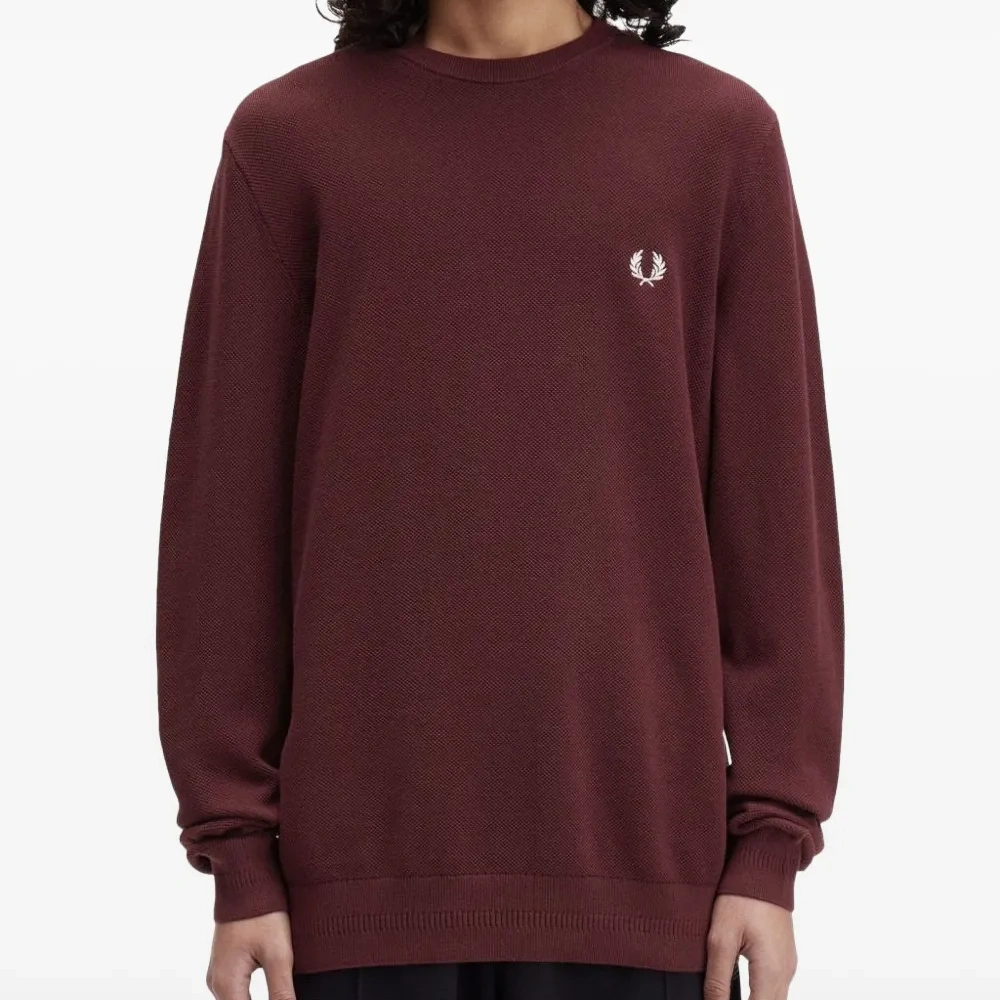 Свитер с фактурным логотипом