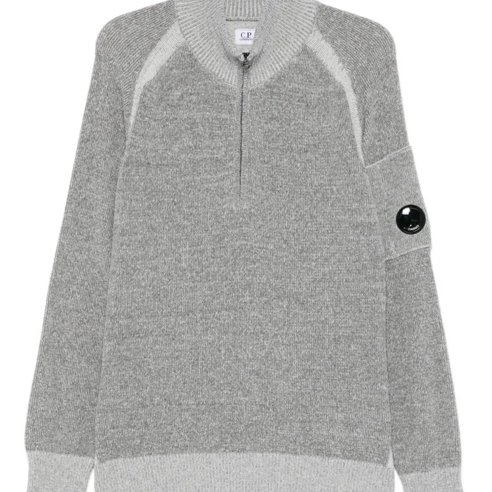 Свитер с нашивкой-логотипом