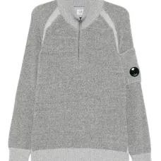 Свитер с нашивкой-логотипом