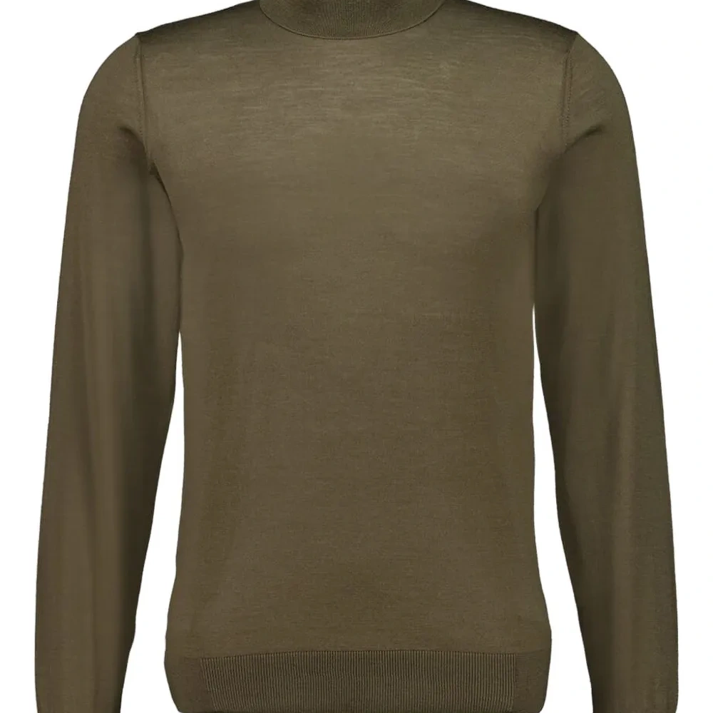 Свитер с высоким воротом и отделкой швами из овчины