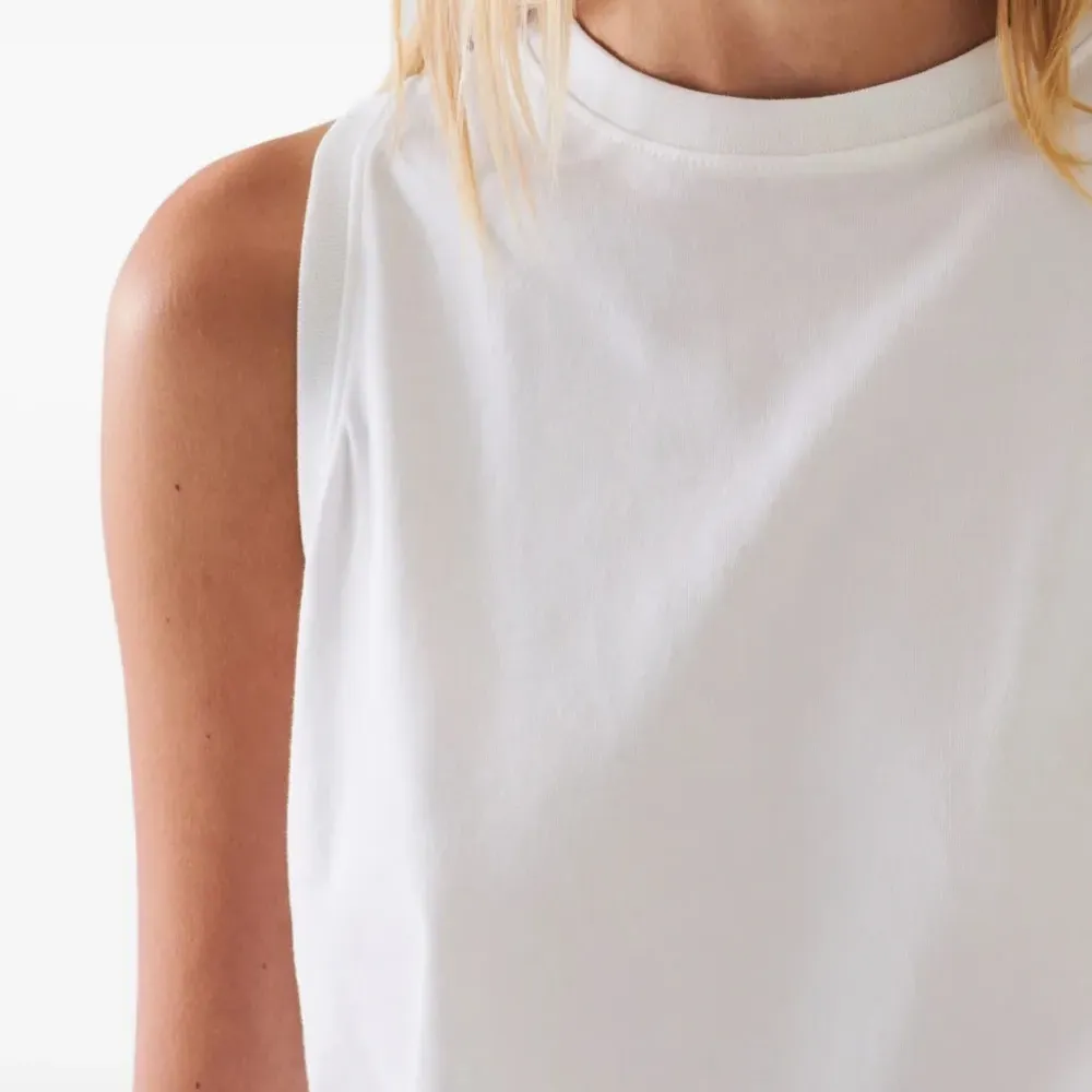 Свободная майка без рукавов с круглым вырезом