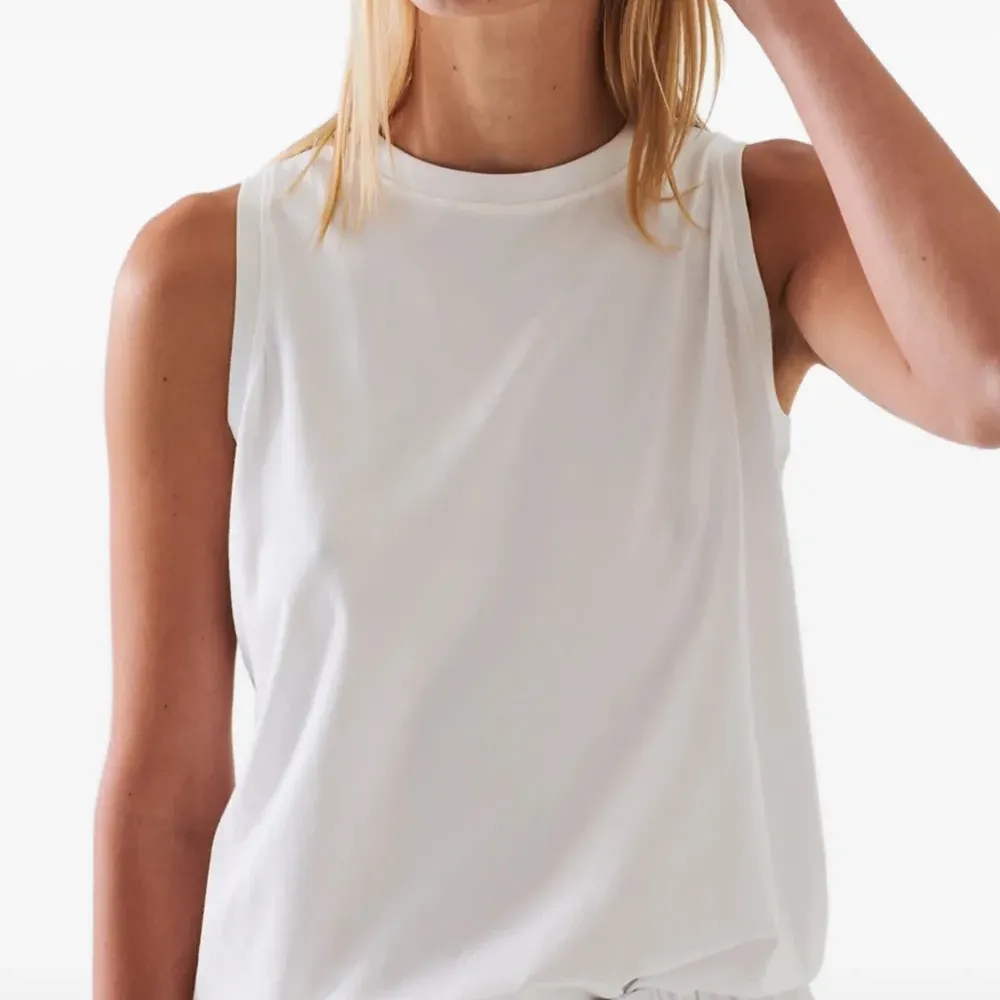 Свободная майка без рукавов с круглым вырезом