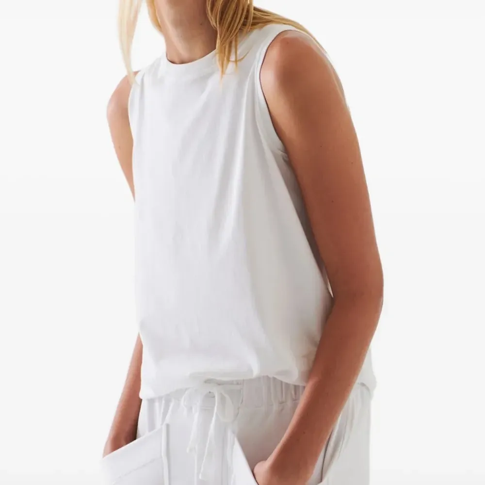 Свободная майка без рукавов с круглым вырезом