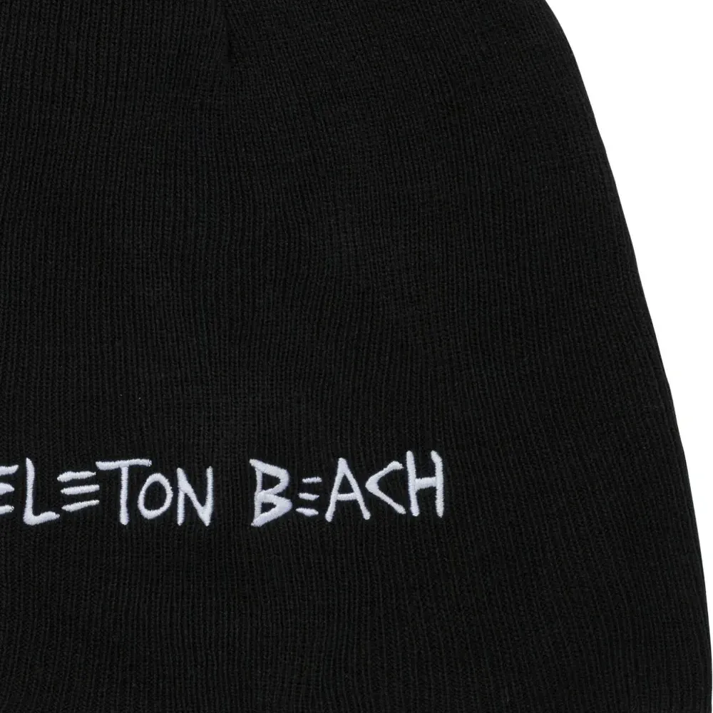 Вязаная шапка с вышивкой Вязаная шапка с вышивкой