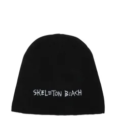 Вязаная шапка с вышивкой