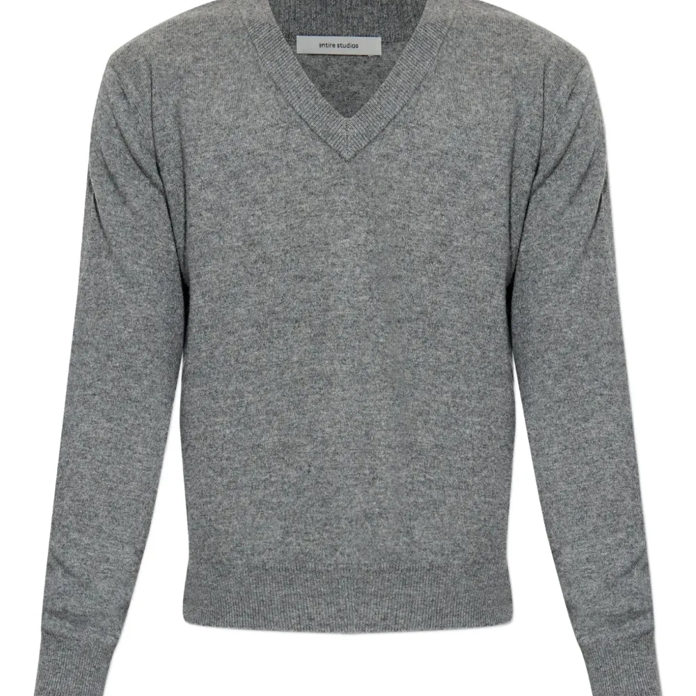 Свитер с V-образным вырезом