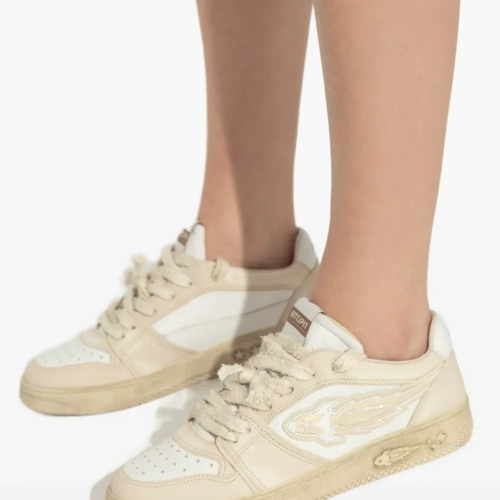 Кроссовки с логотипом