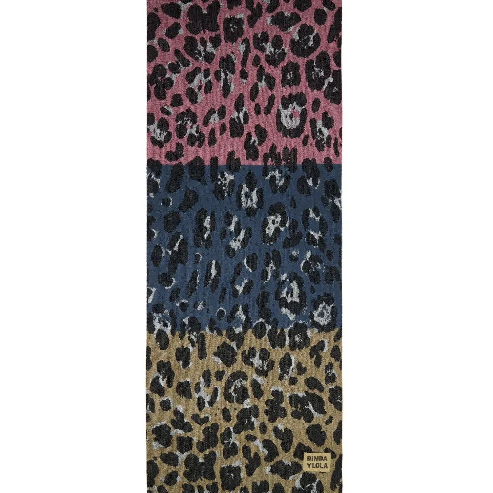 Шарф с анималистичным принтом и бахромой