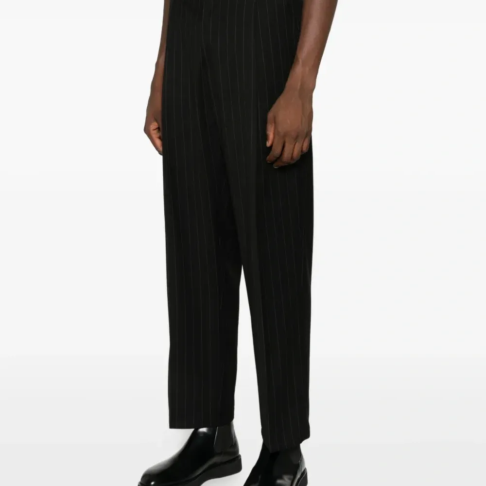 Брюки прямого кроя в тонкую полоску Брюки прямого кроя в тонкую полоску