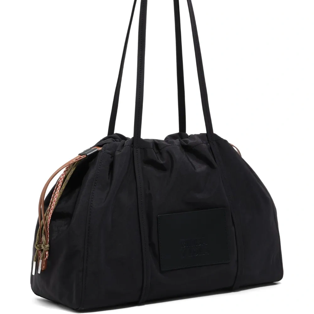 Сумка через плечо с большой нашивкой-логотипом