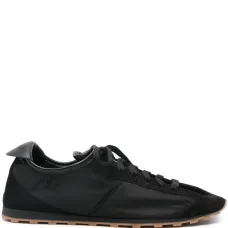 Мягкие кроссовки.