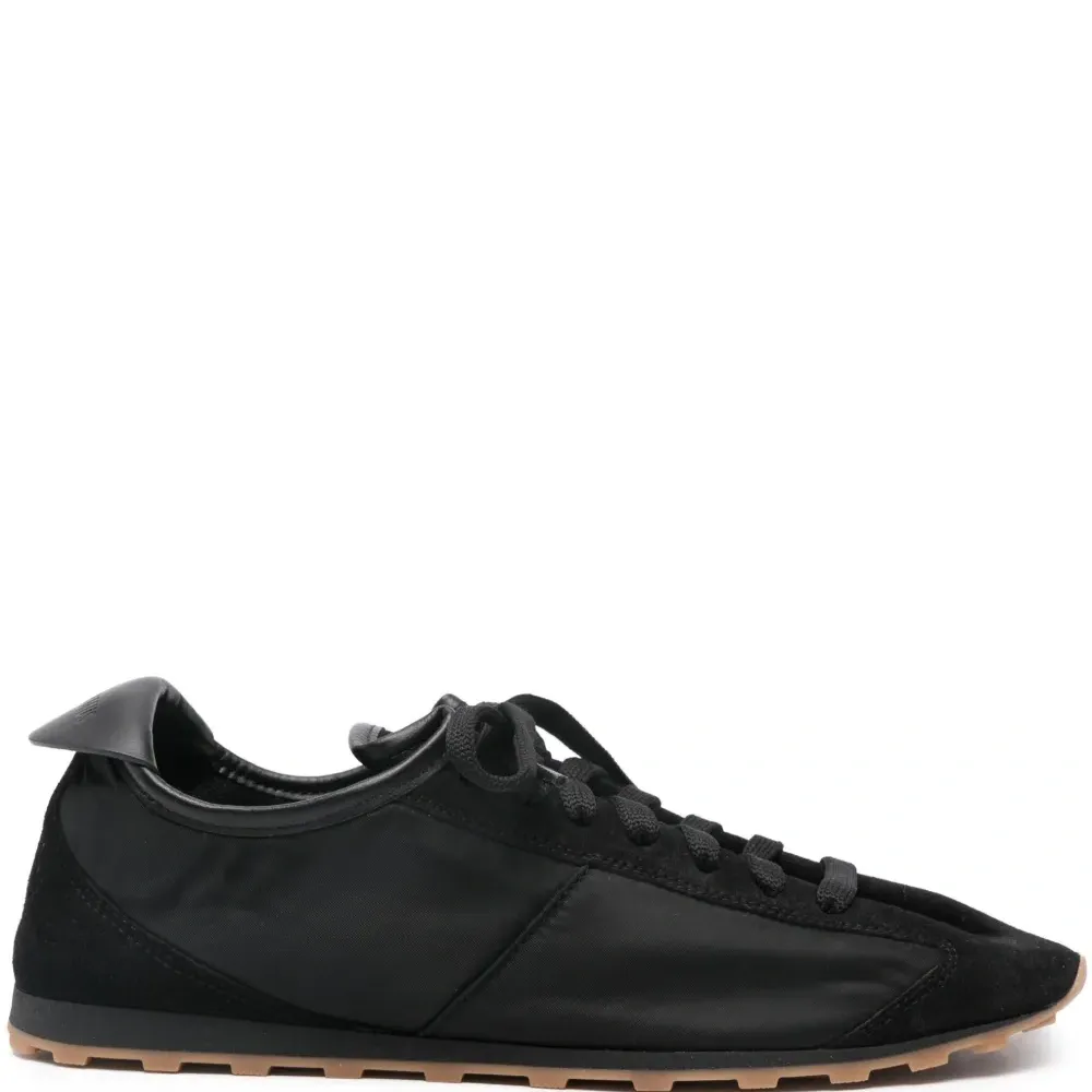 Мягкие кроссовки.