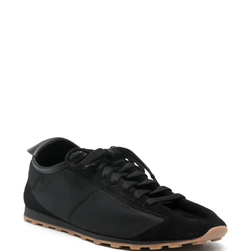 Мягкие кроссовки.