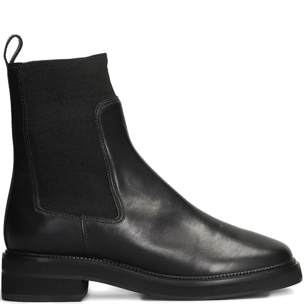 Ботинки с эластичными вставками