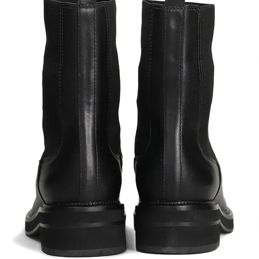 Ботинки с эластичными вставками