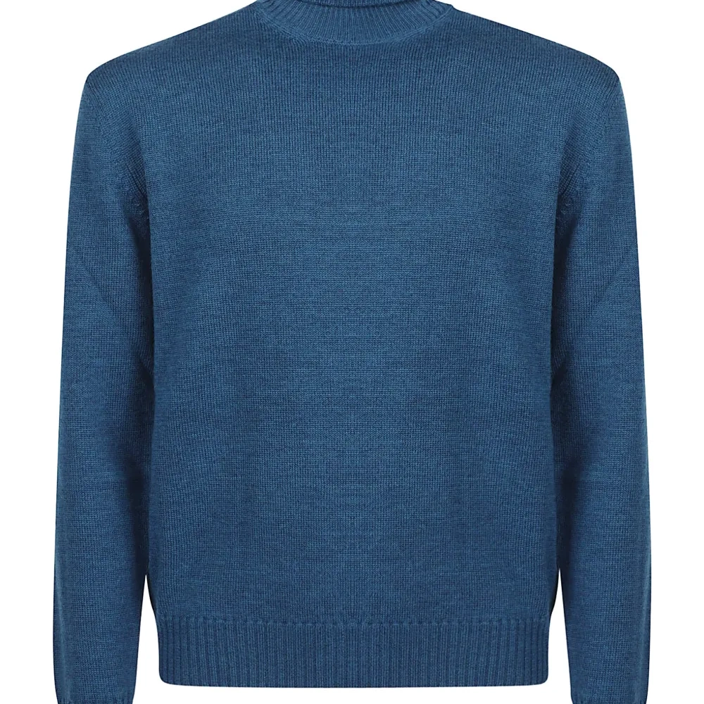 Свитер с высоким воротником