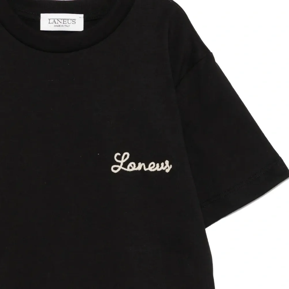 Футболка с вышитым логотипом