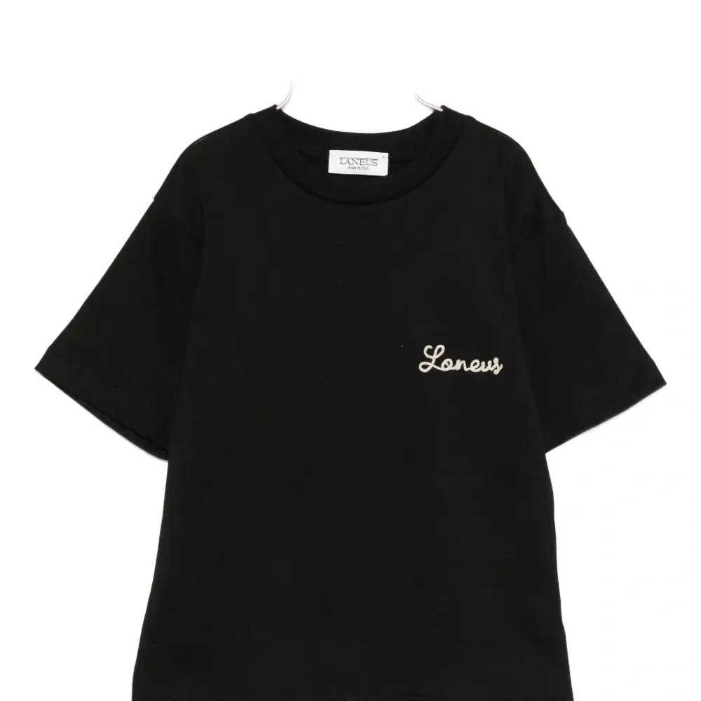 Футболка с вышитым логотипом