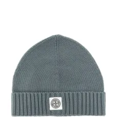 Шапка с нашивкой-логотипом