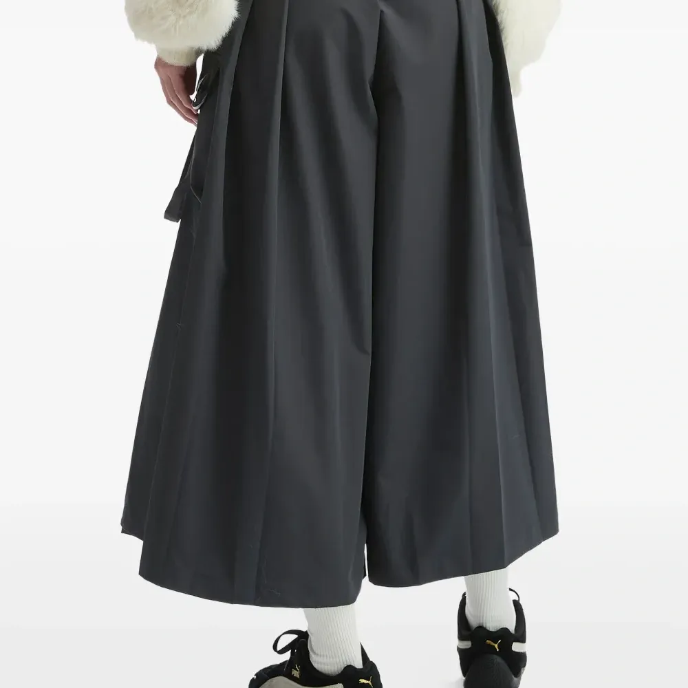 Брюки с карманами и складками