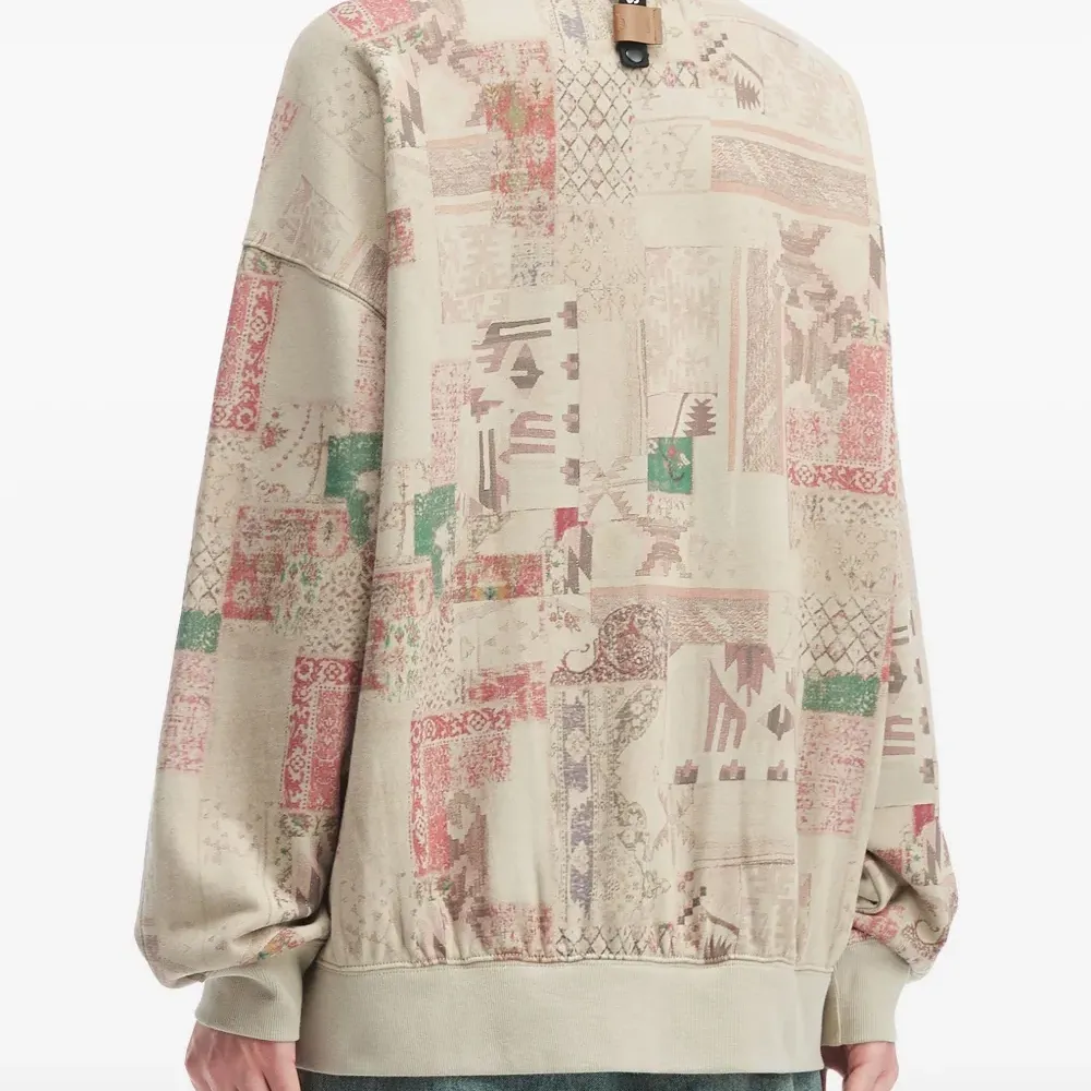 Свитшот с узорными рукавами