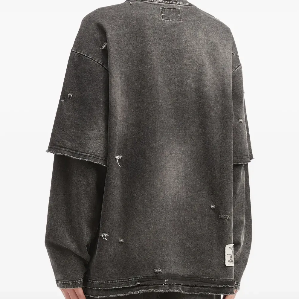 Свитшот с эффектом состаренности и многослойности