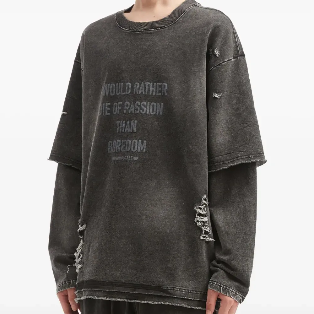 Свитшот с эффектом состаренности и многослойности