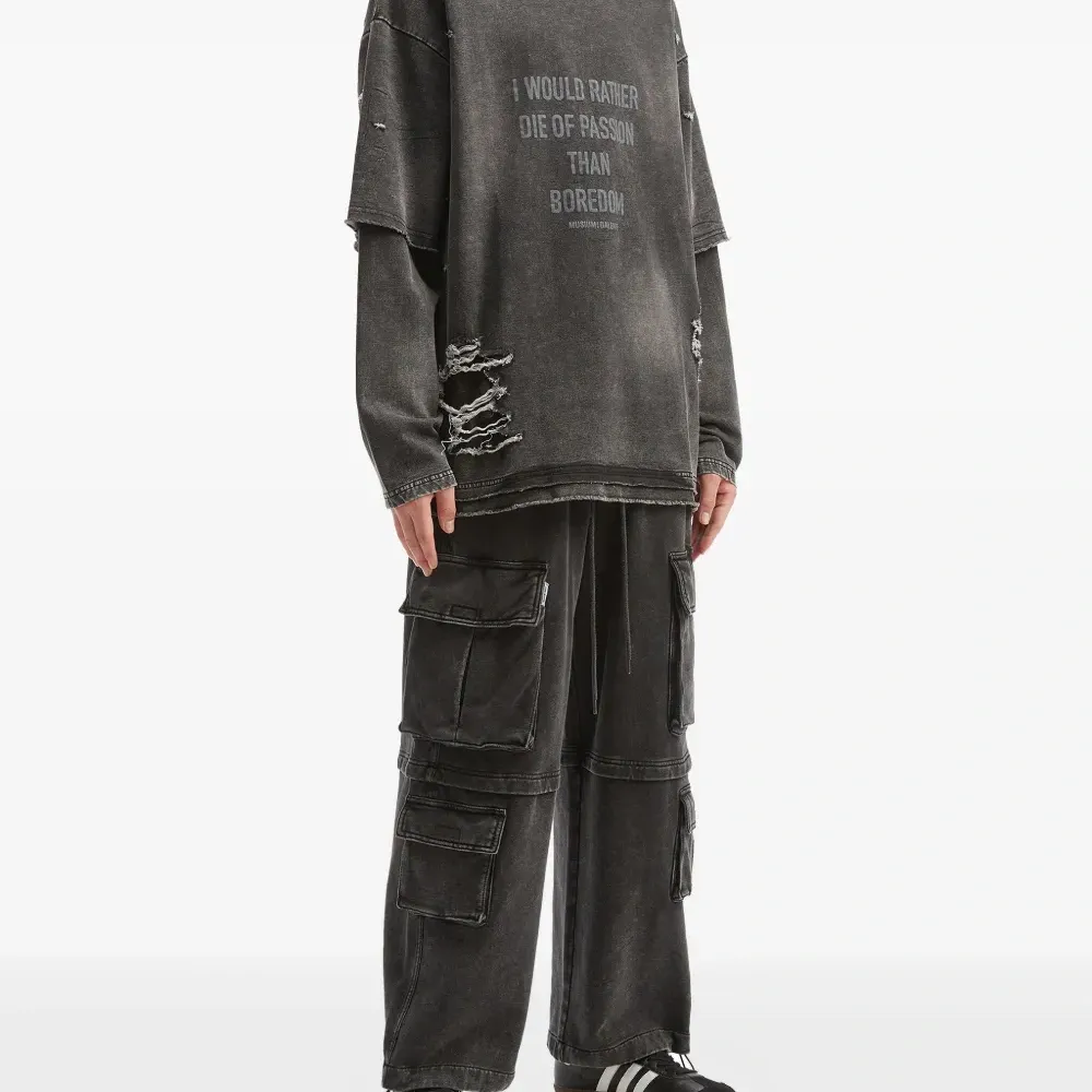 Свитшот с эффектом состаренности и многослойности