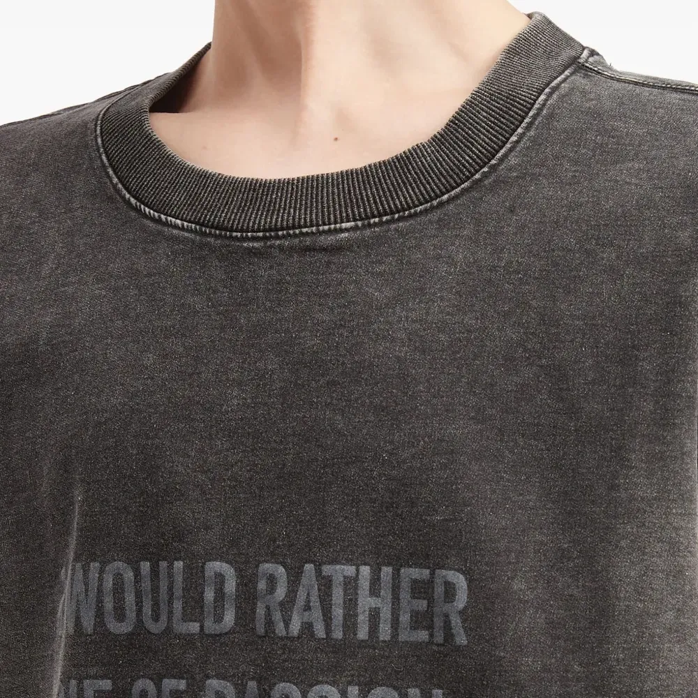 Свитшот с эффектом состаренности и многослойности