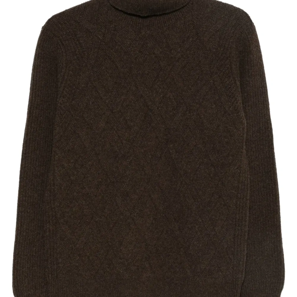 Свитер с высоким воротником