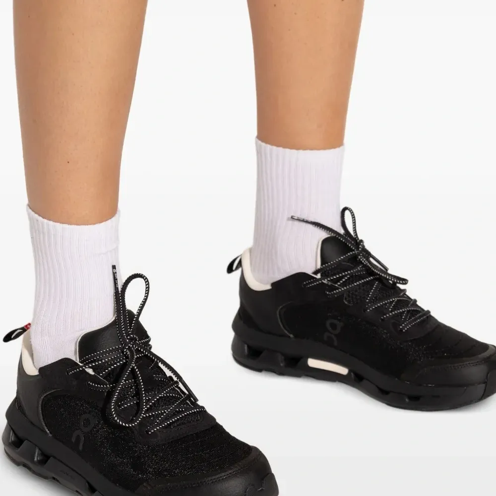 Кроссовки с логотипом