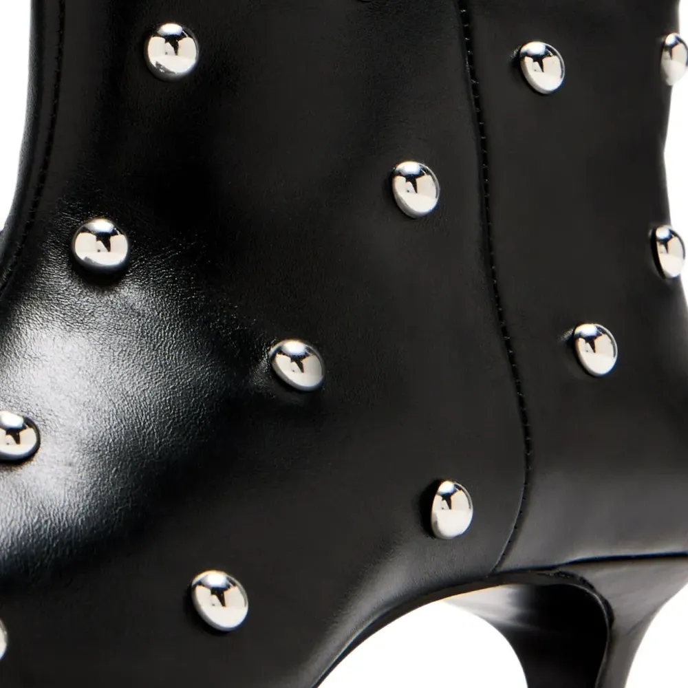 Ботинки с декоративными заклёпками и каблуком 40 мм