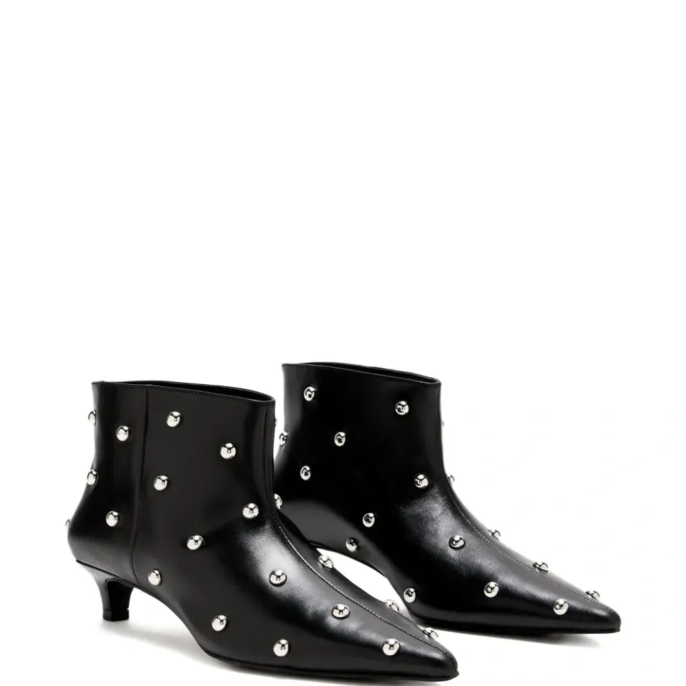 Ботинки с декоративными заклёпками и каблуком 40 мм