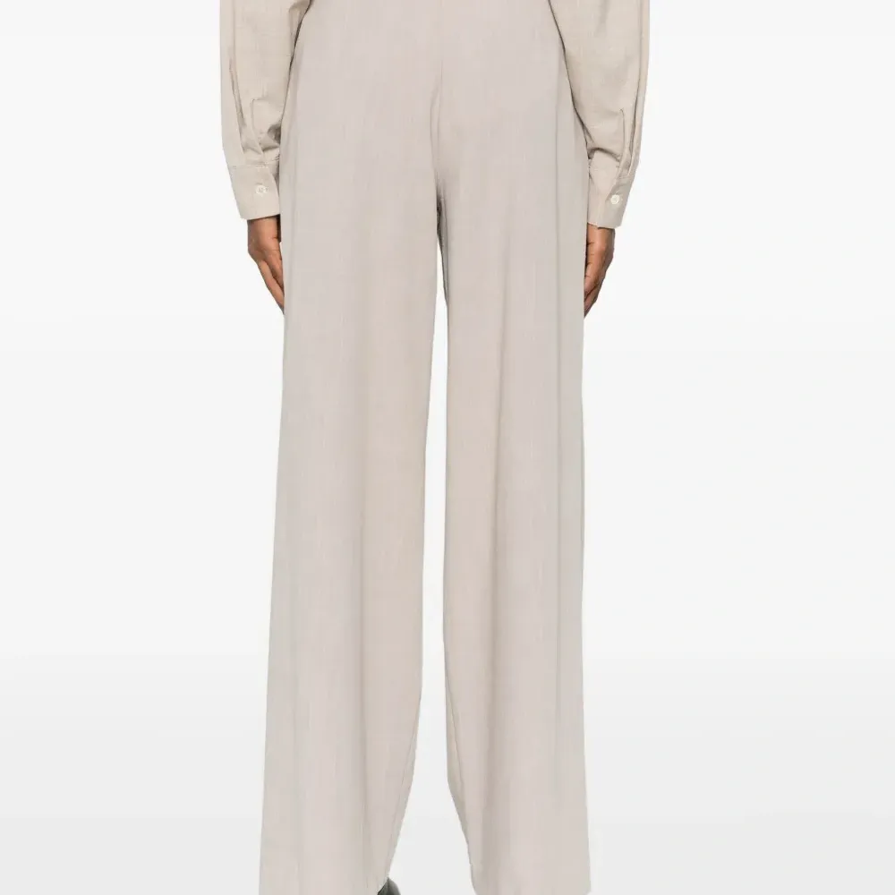 Плиссированные брюки Плиссированные брюки