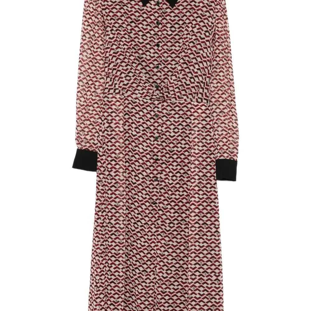 Платье с воротником и геометрическим узором