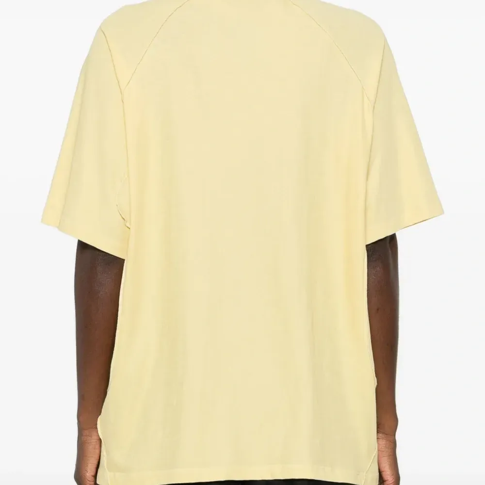 Футболка с V-образным вырезом