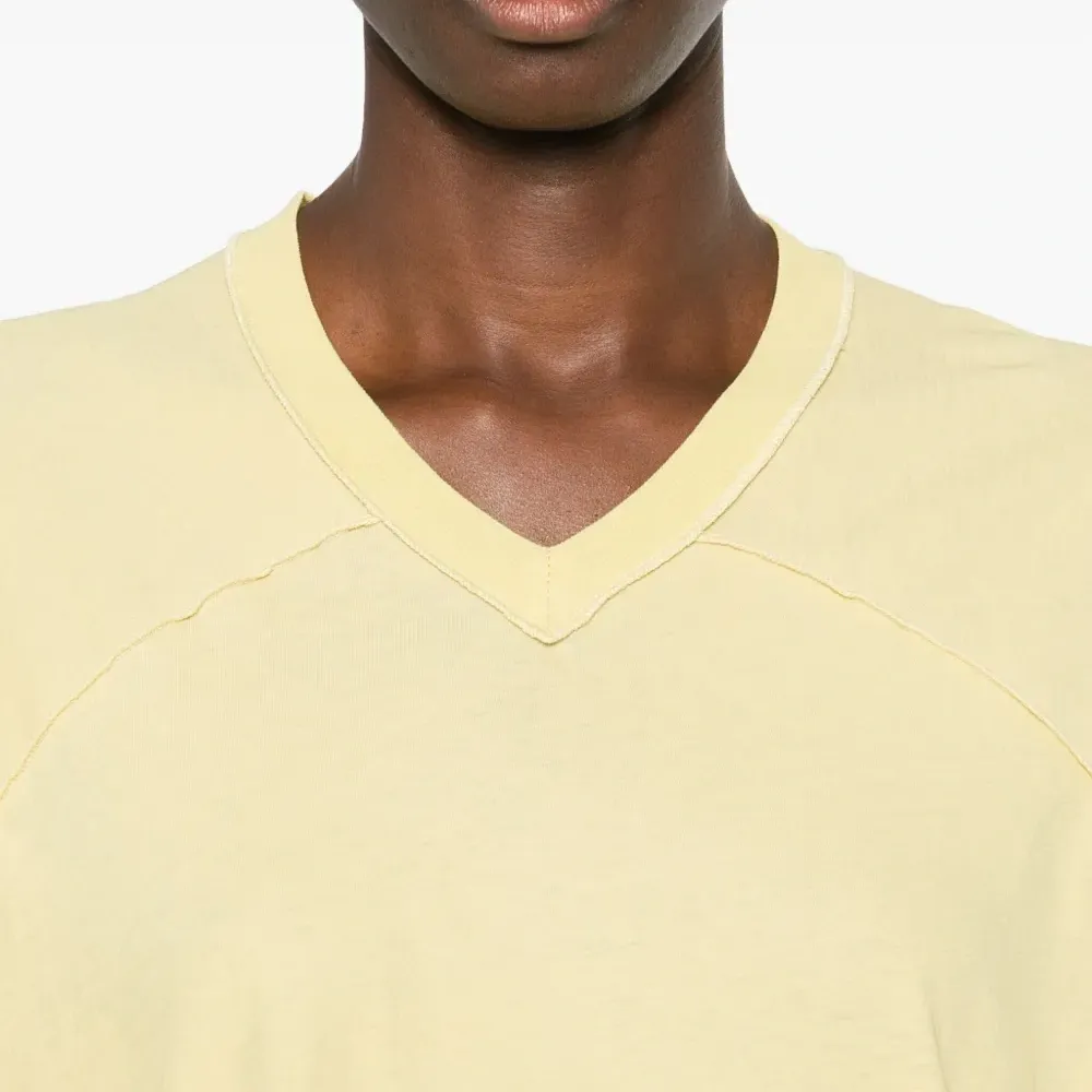 Футболка с V-образным вырезом