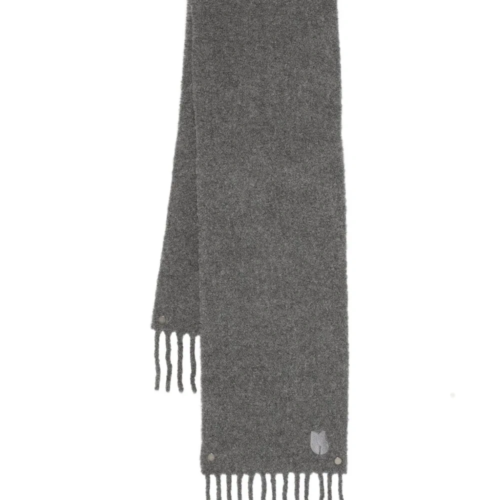 Шарф с вышитым логотипом и бахромой