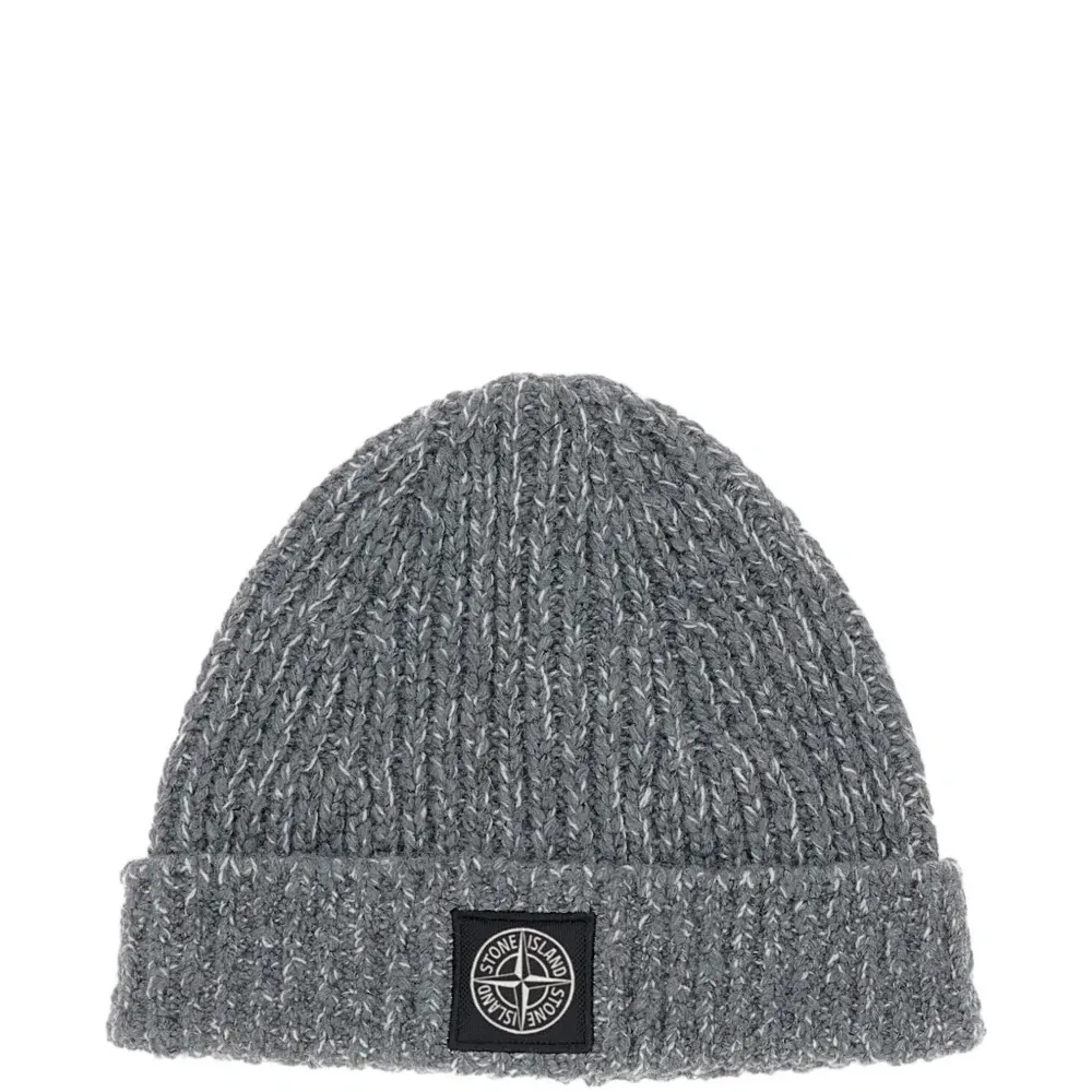 Вязаная шапка с нашивкой