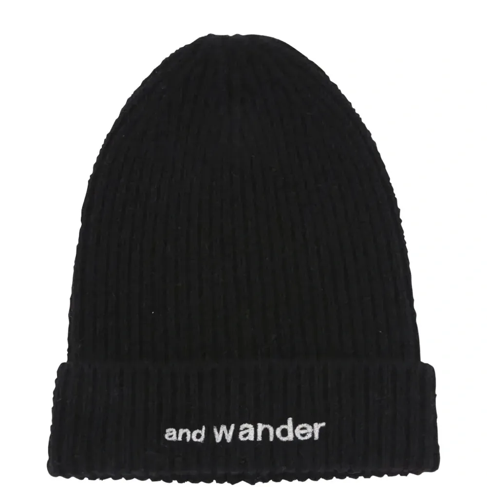 Шапка с вышитым логотипом