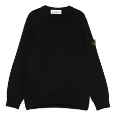 Свитер с круглым вырезом и нашивкой-компасом