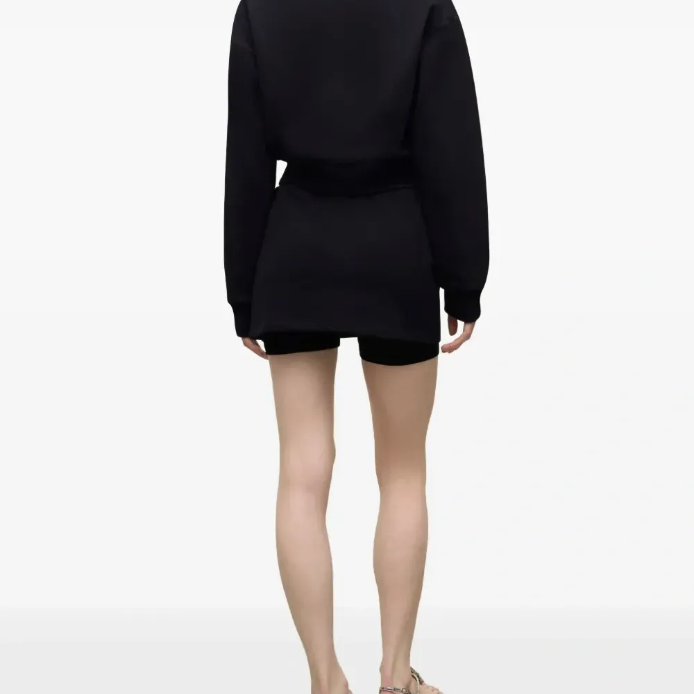 Мини-скорт с кристаллами и вырезами